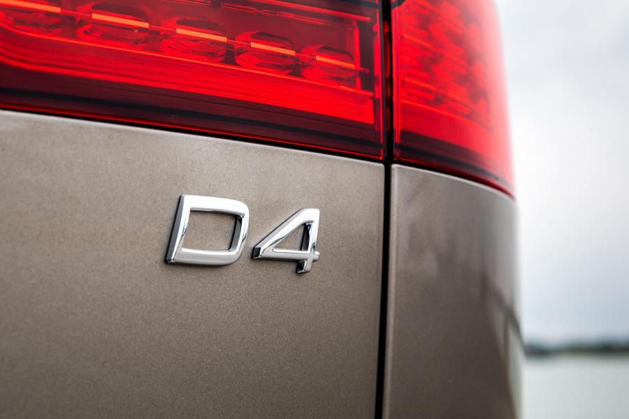 Логотип Volvo V60 D4 Momemtum 2018 года  (UK) (фото 9 из 40)